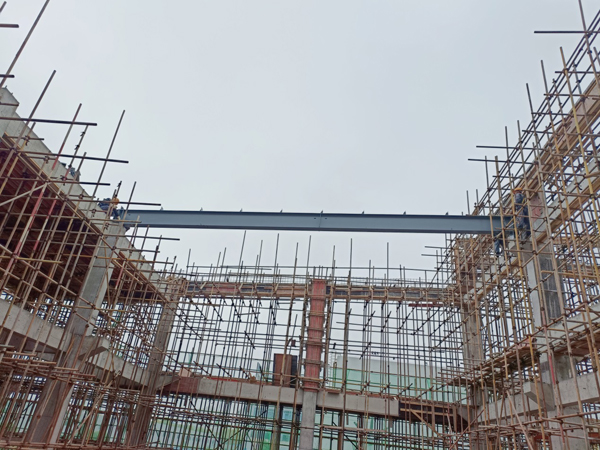 铜箔三期分切车间首榀钢梁吊装完成