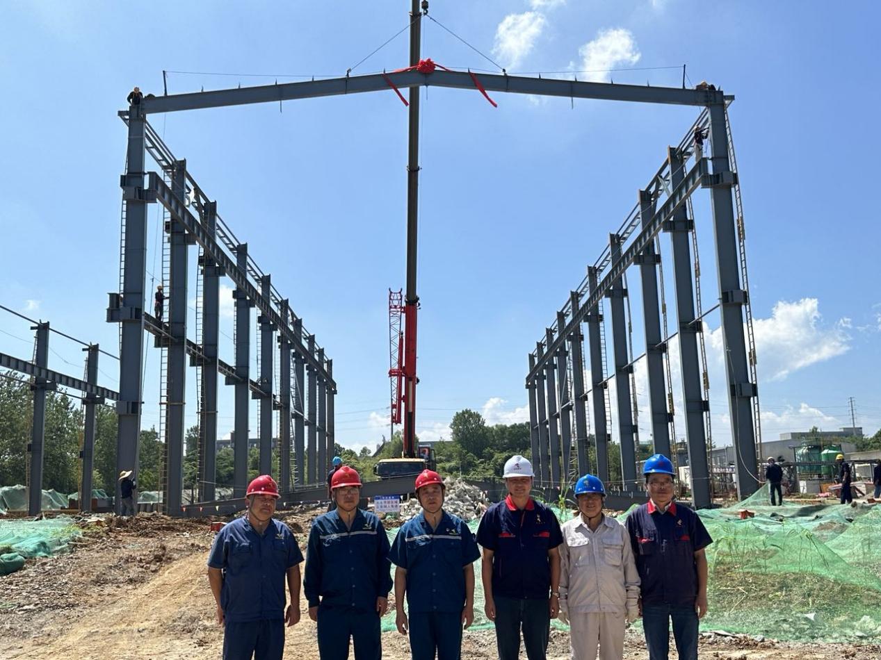 铜冠(池州)100kta压铸锌合金主厂房项目首榀钢梁成功吊装
