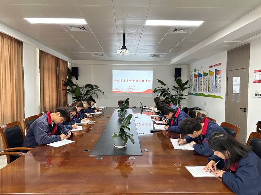 欧美无码
开展导师带徒年终考核