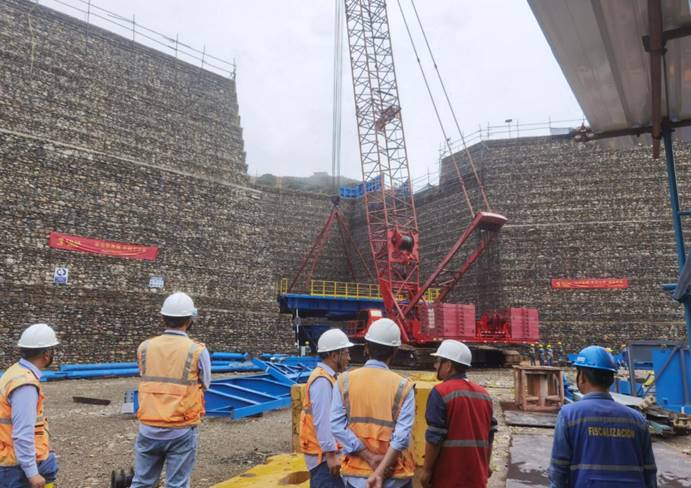 米拉多二期半移动破碎站出料平台顺利吊装完成 米拉多二期半移动破碎站出料平台顺利吊装完成